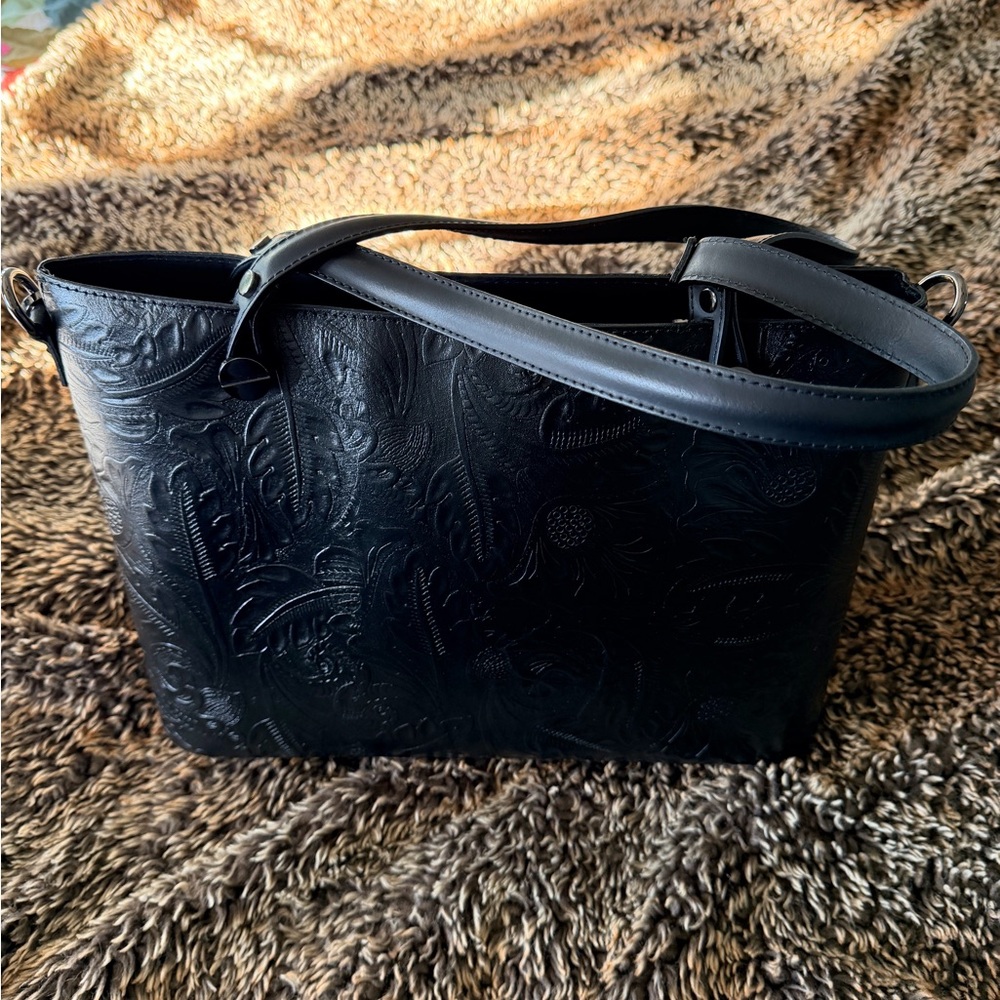 Tuscany Leather Chic Black Embossed Shoulder Bag